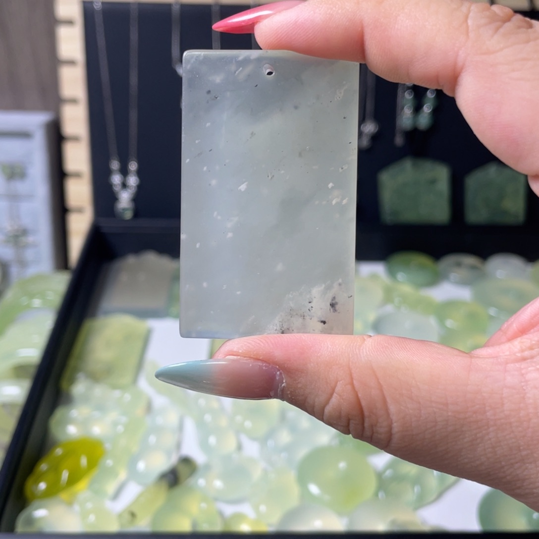 岫玉未镶嵌颈饰风雪山神庙无事牌