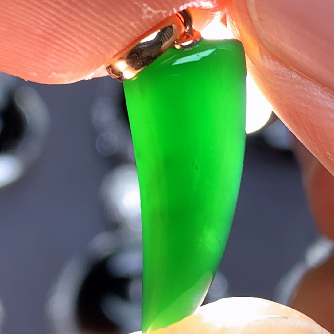 颈饰18K金镶嵌翡翠墨翠吊坠