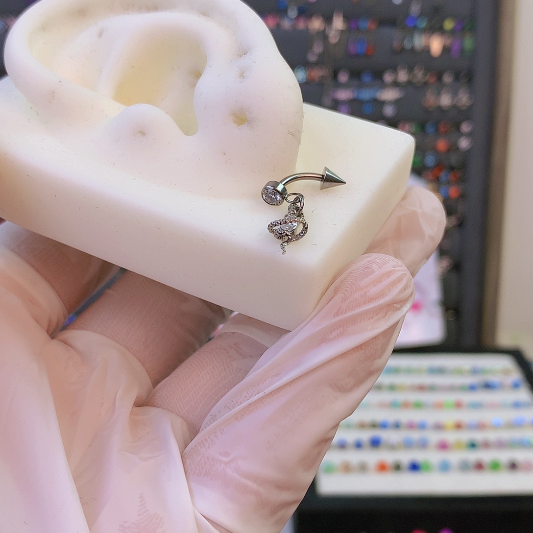 钛合金合金6号奶昔sang钉右耳 吊坠在外