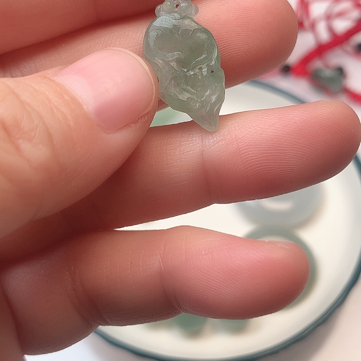 快***生翡翠未镶嵌挂件是
