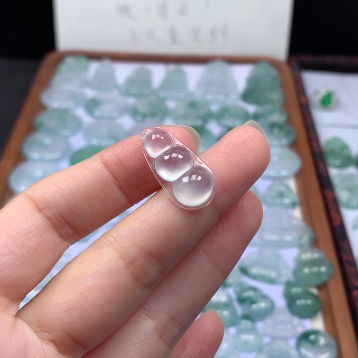 颈饰未镶嵌翡翠高冰福豆