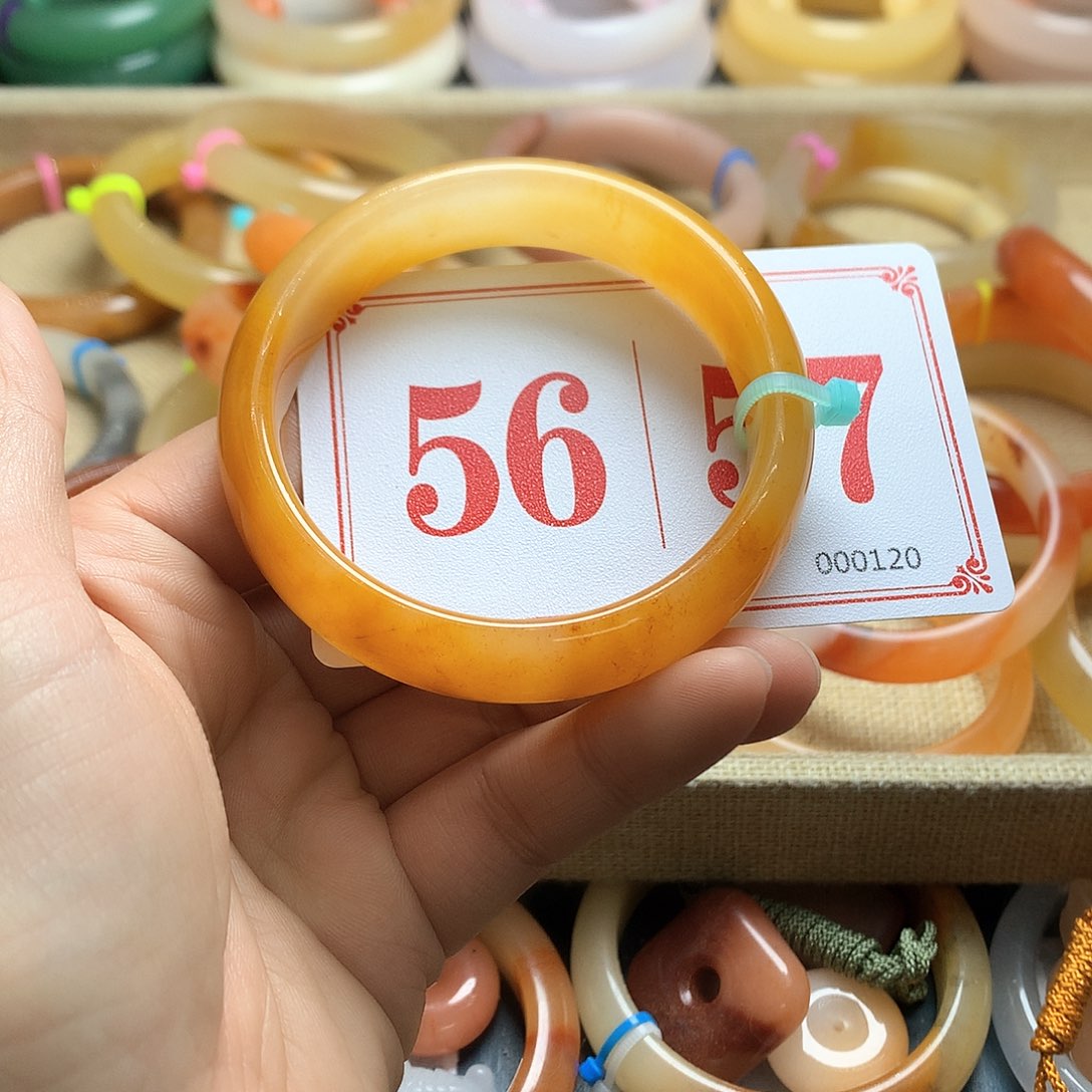 未镶嵌石英质玉（黄龙玉）手镯