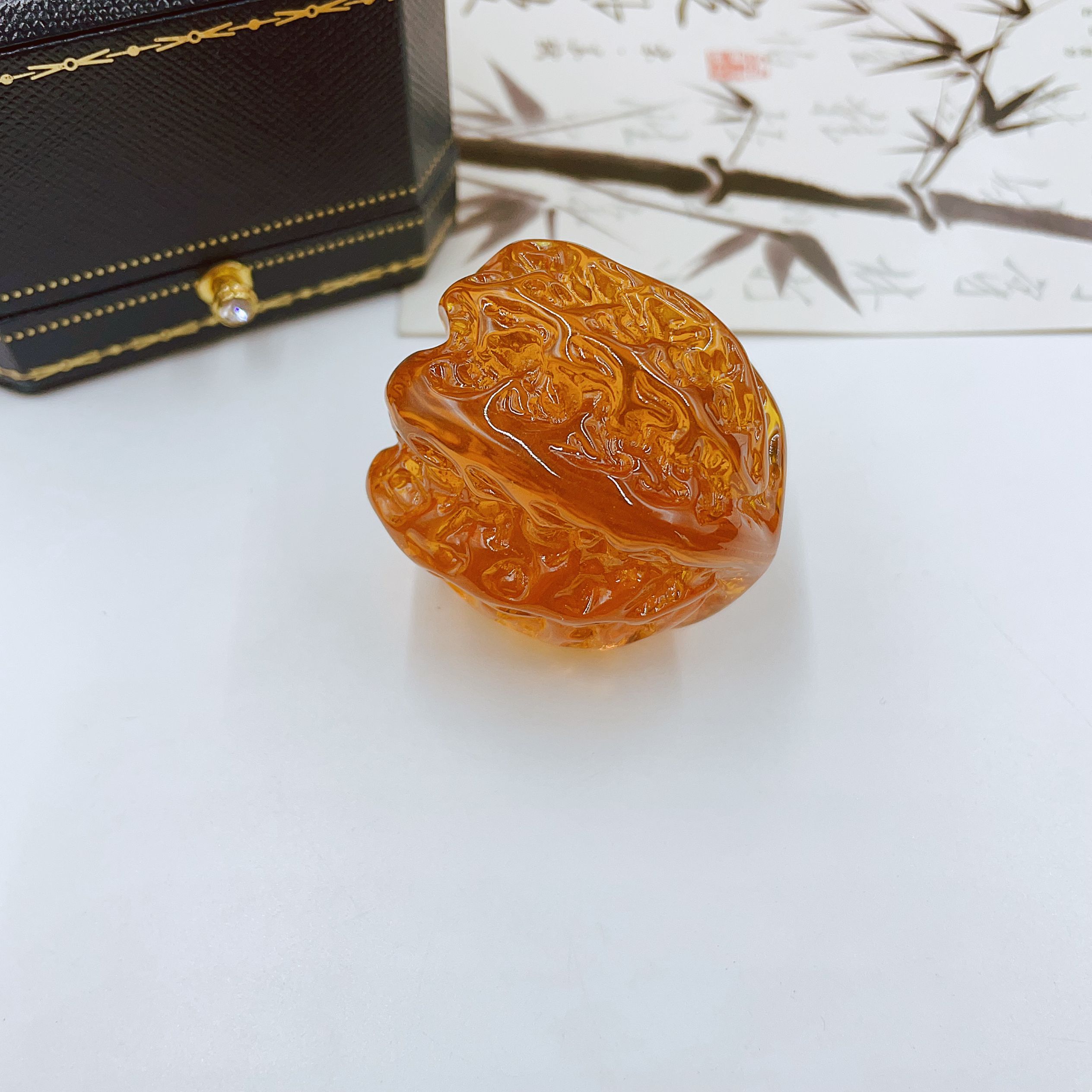 4465   咖色雕刻核桃手把件