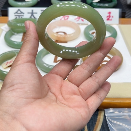 石英质玉手镯未镶嵌星*