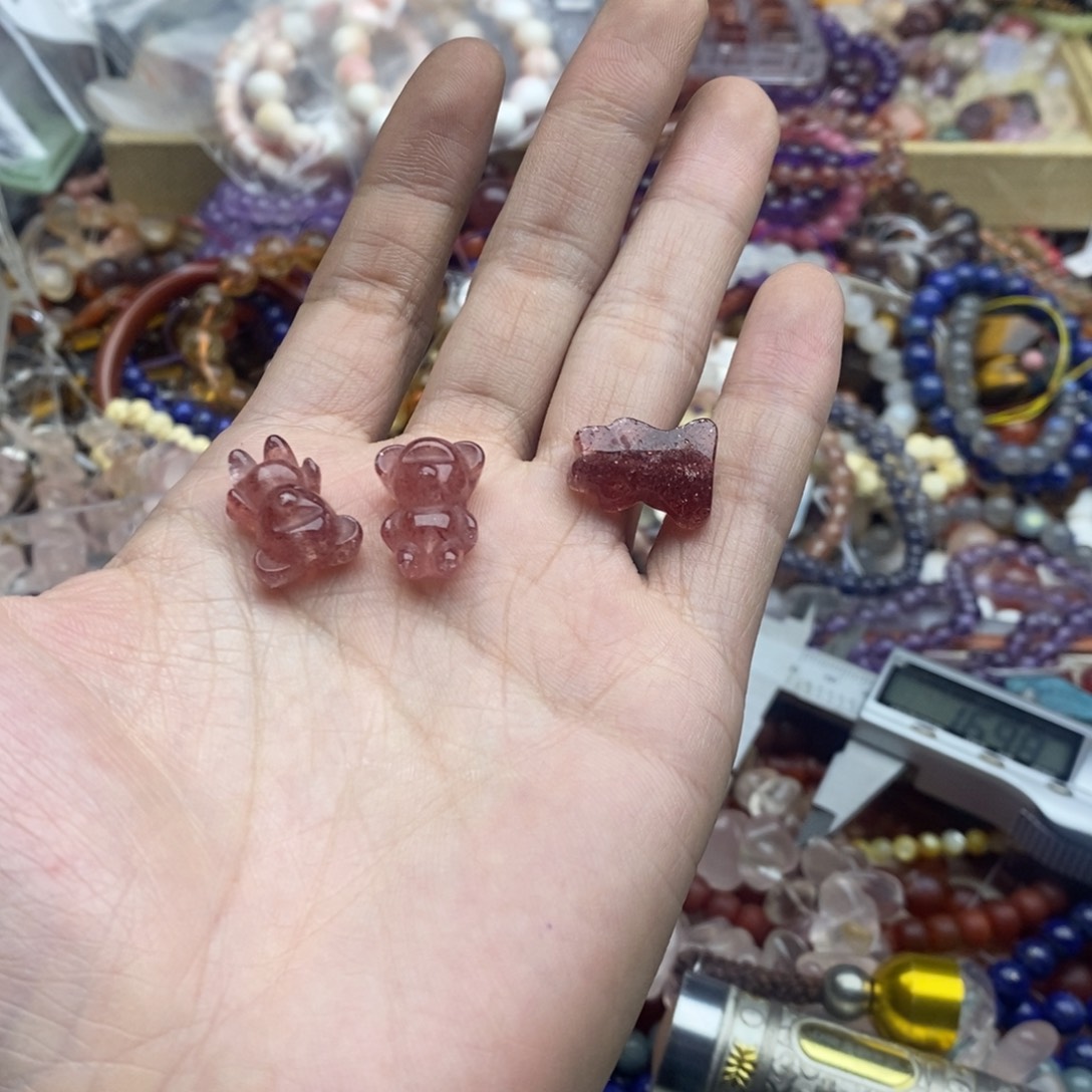 玛瑙/玉髓未镶嵌珠宝半成品一个天然草莓晶小熊