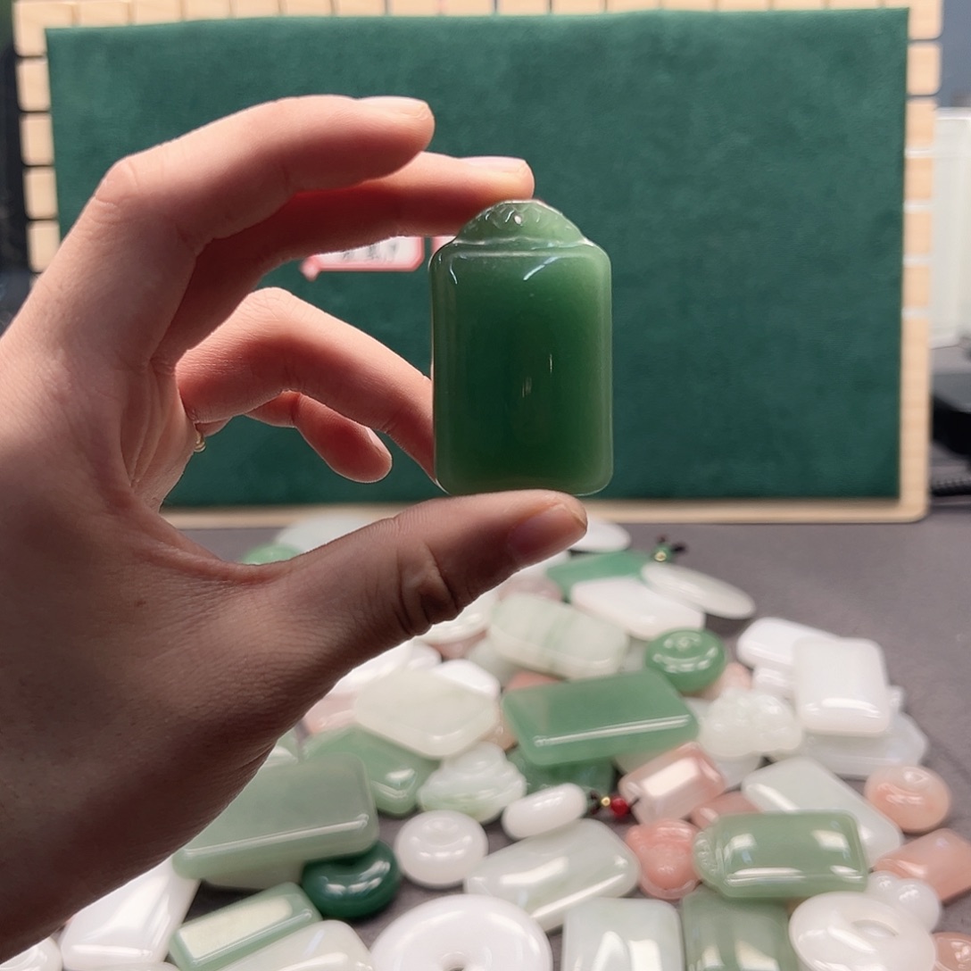 石英质玉（非洲翠）合金颈饰