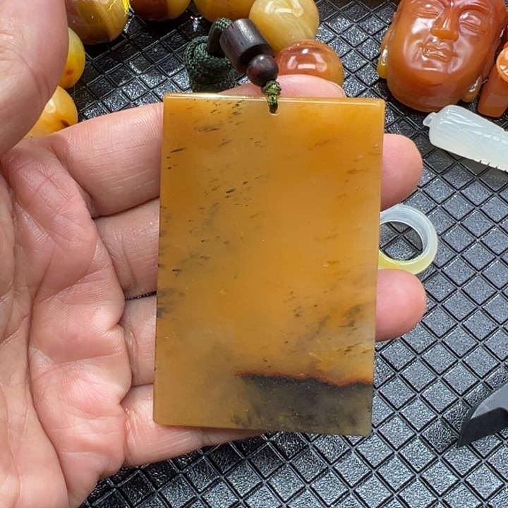 石英质玉（黄龙玉）颈饰未镶嵌