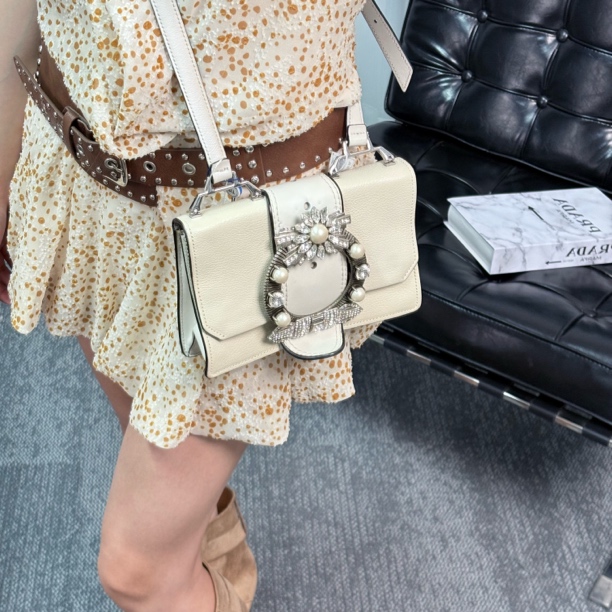 95新 MIU MIU/缪缪 奶昔白太阳花翻盖斜挎包