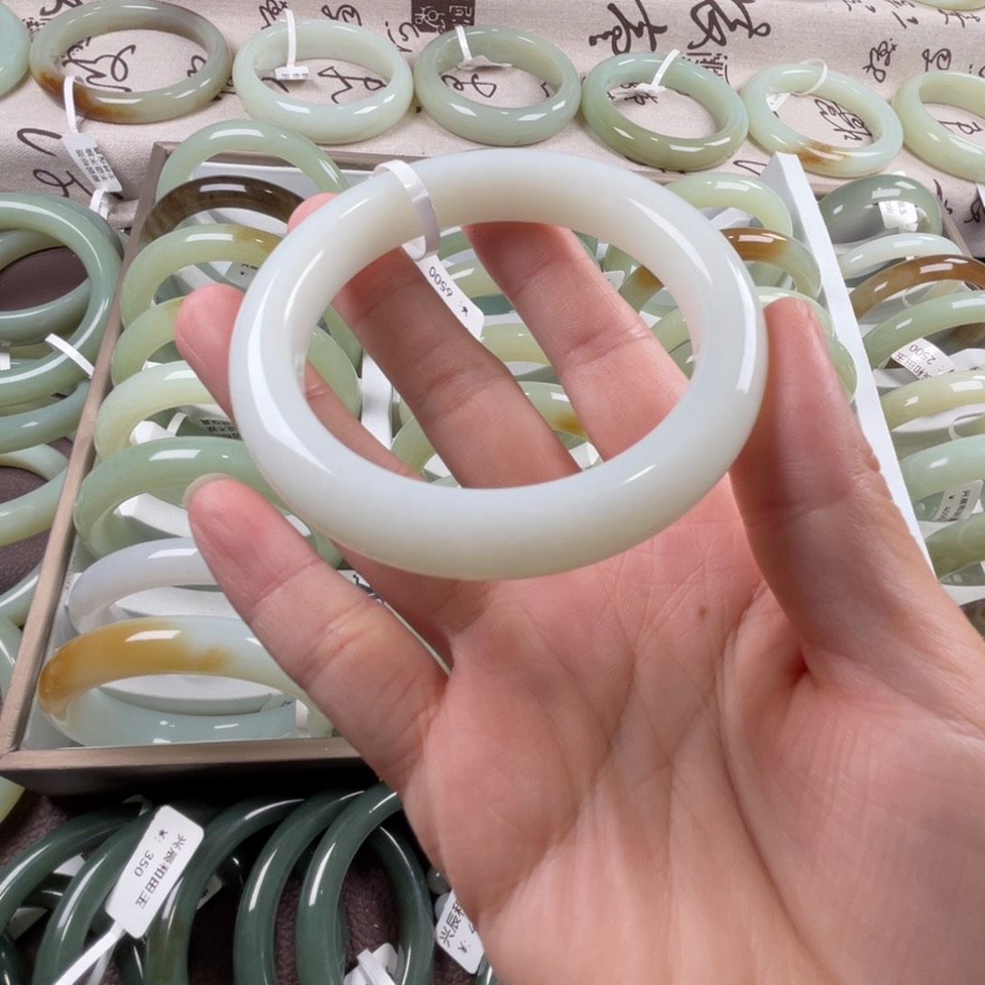 和田玉手镯未镶嵌