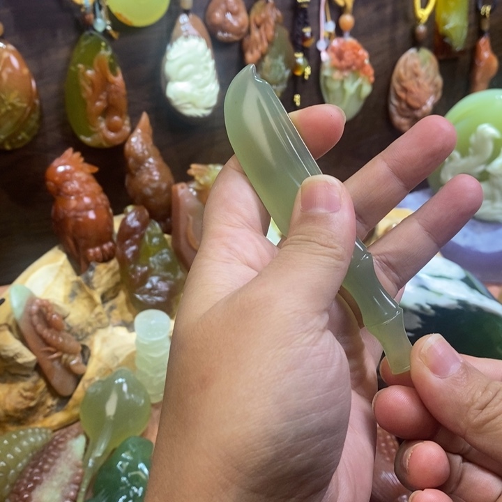 蛇纹石玉未镶嵌颈饰