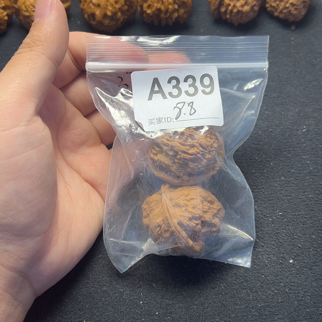 文玩核桃吊坠白狮子