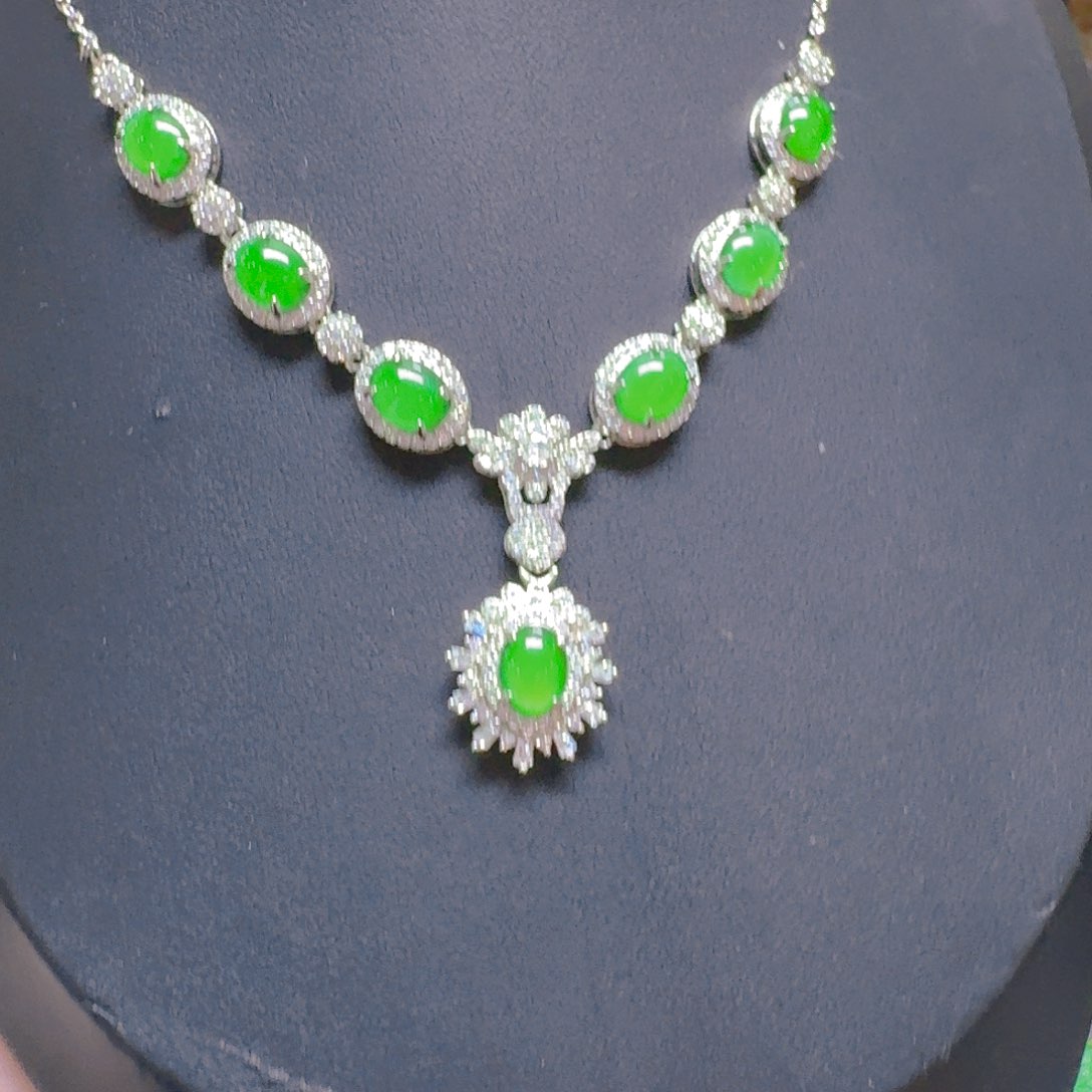 翡翠吊坠(赠链)未镶嵌