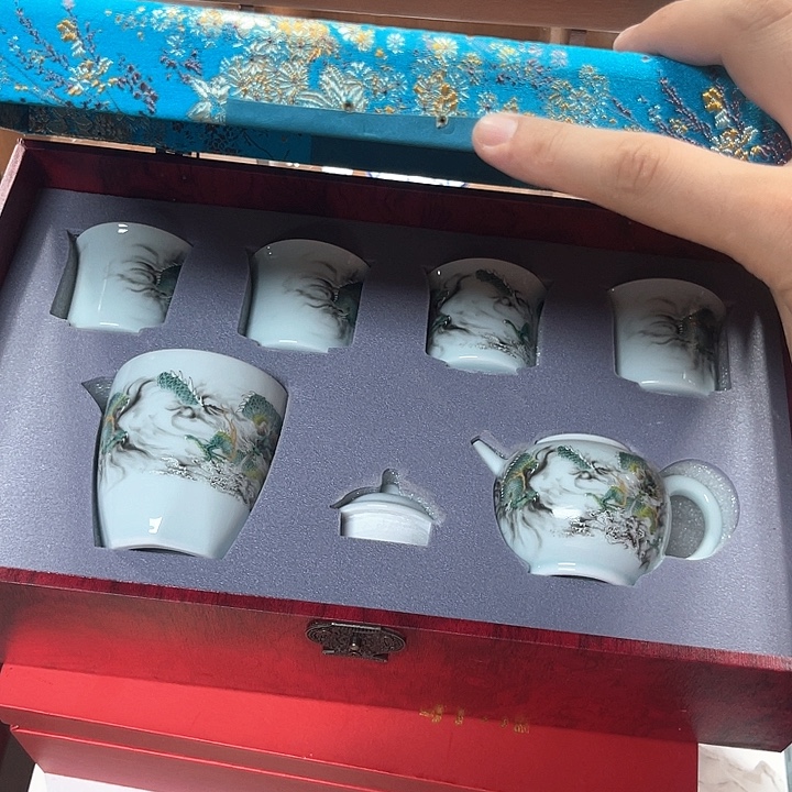孤品茶具套装等。      