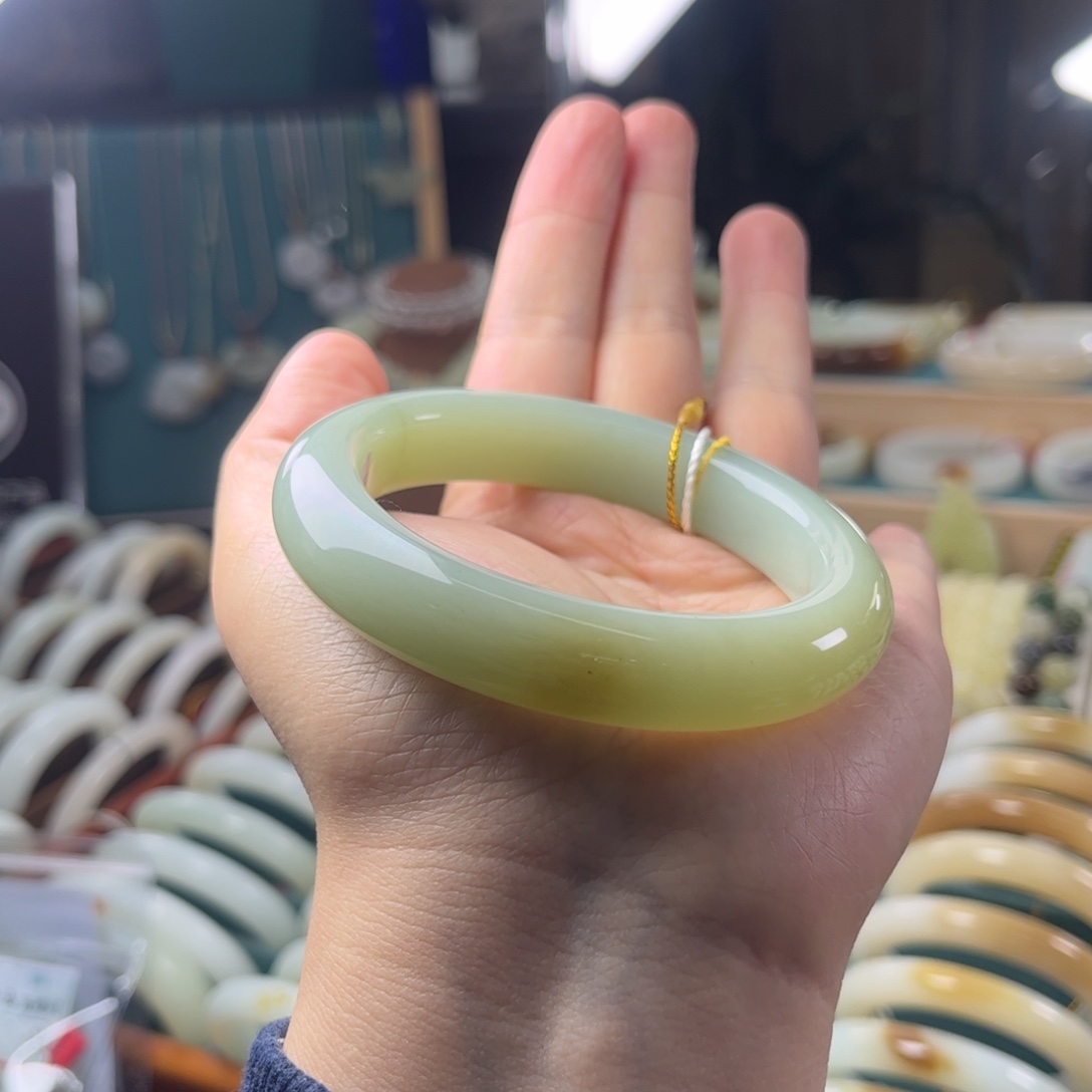 和田玉未镶嵌手镯