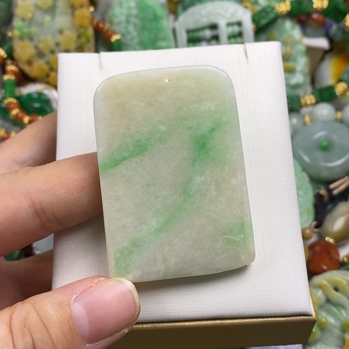 翡翠未镶嵌吊坠(赠链)