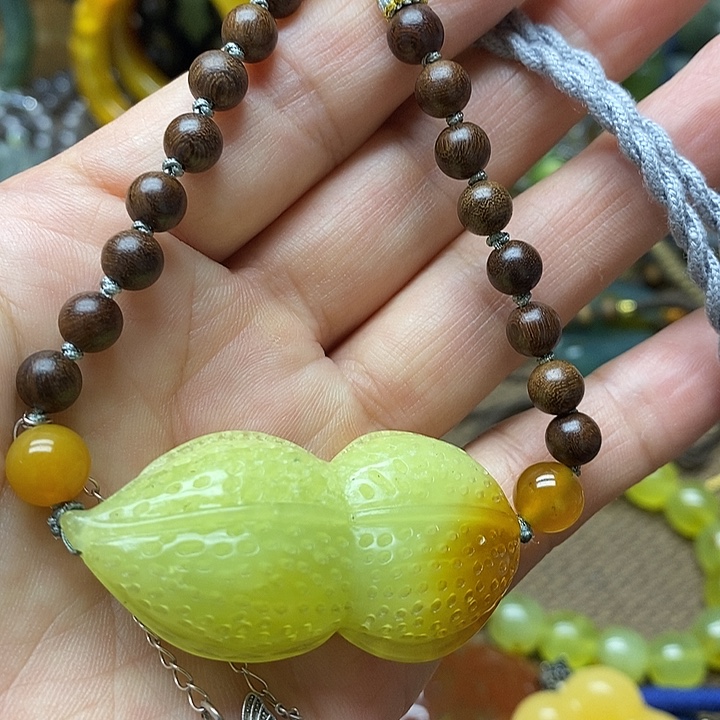 蛇纹石玉未镶嵌颈饰