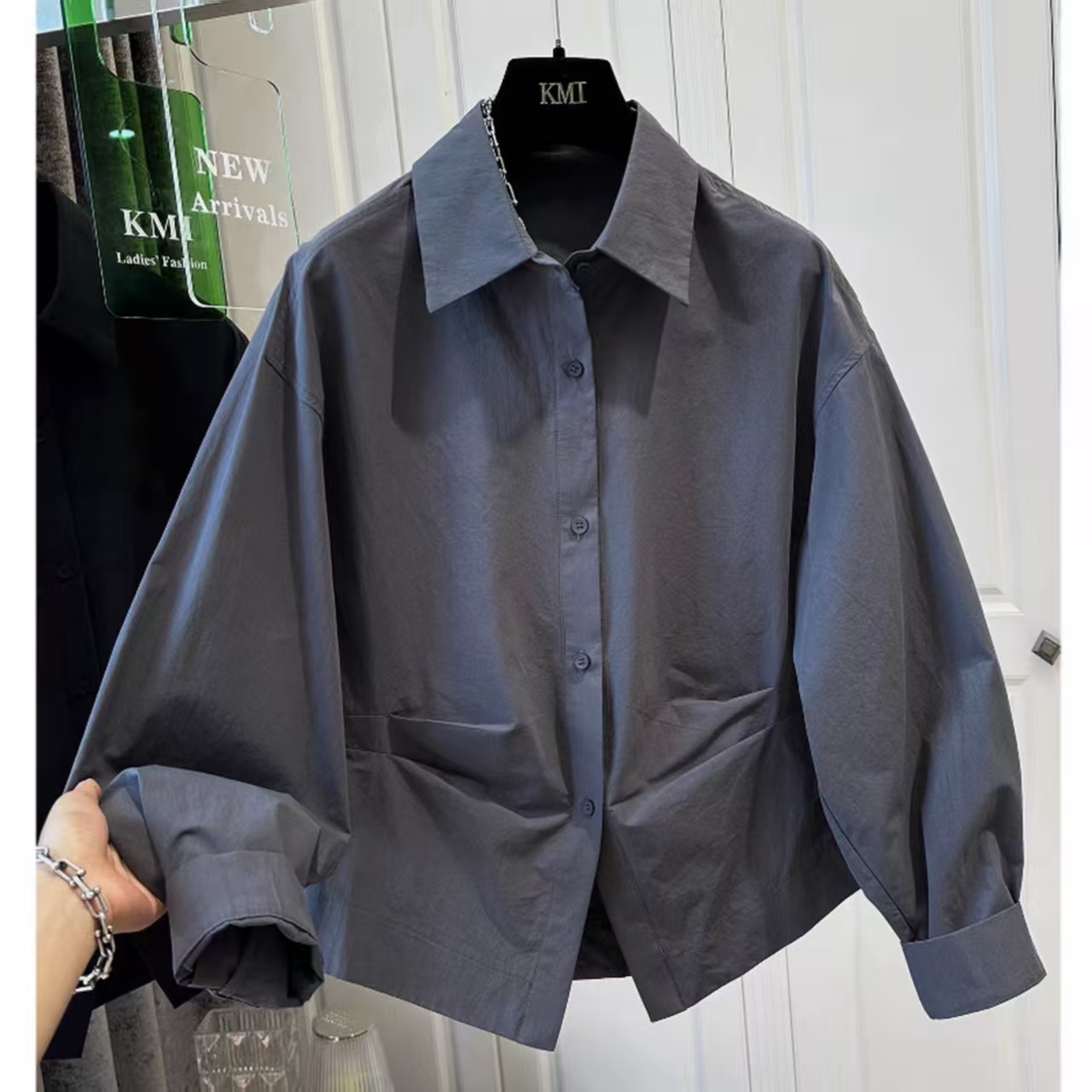 全额运补小众设计褶皱收腰宽松衬衫女衬衣纯色单排扣翻领早秋新款