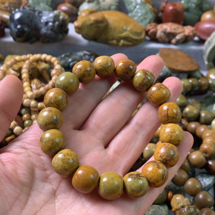 未镶嵌岫岩河磨玉（透闪石质玉）把件