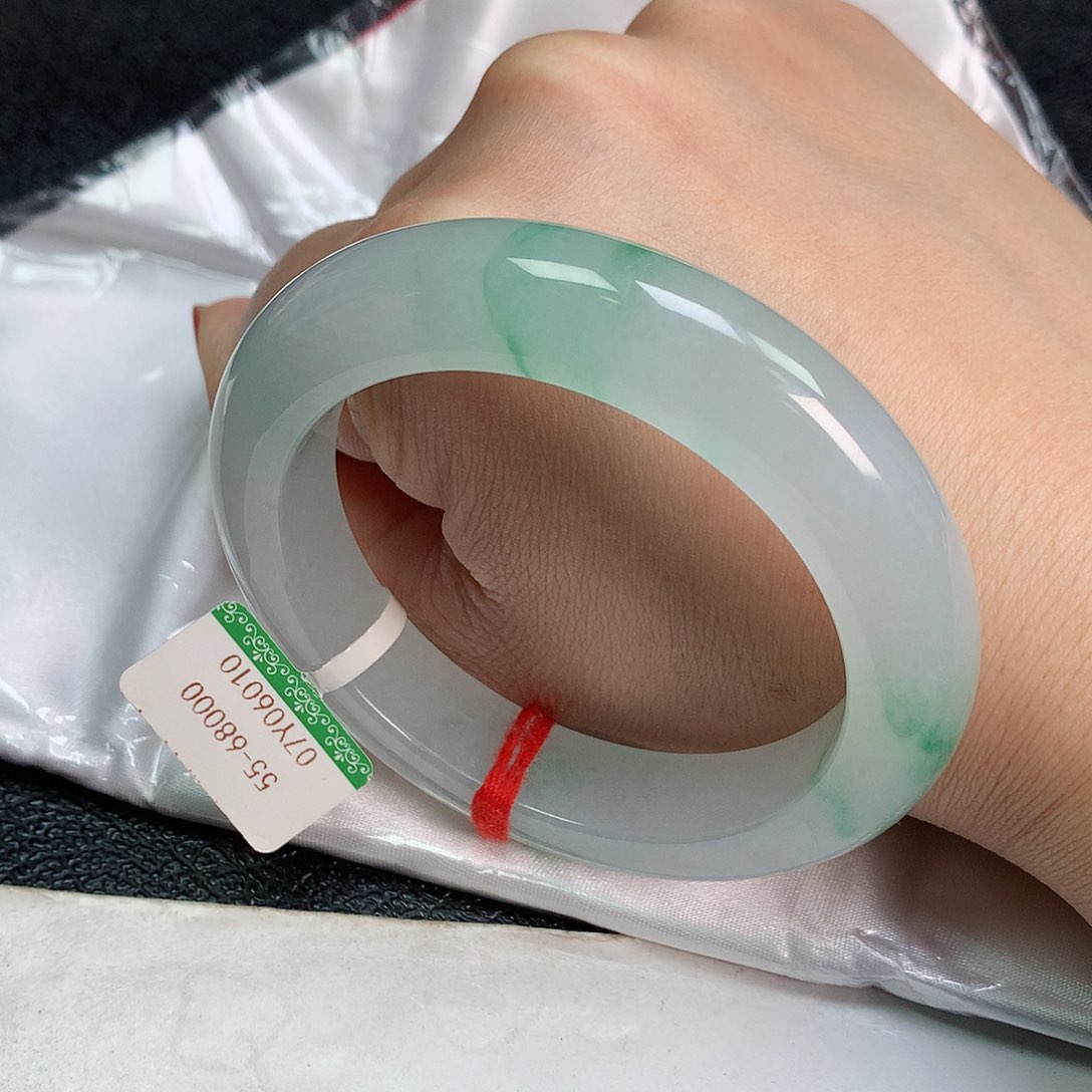 翡翠手镯未镶嵌55圈