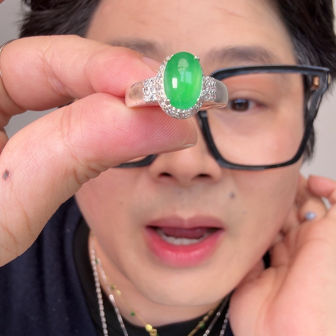 A***n翡翠未镶嵌颈饰一件