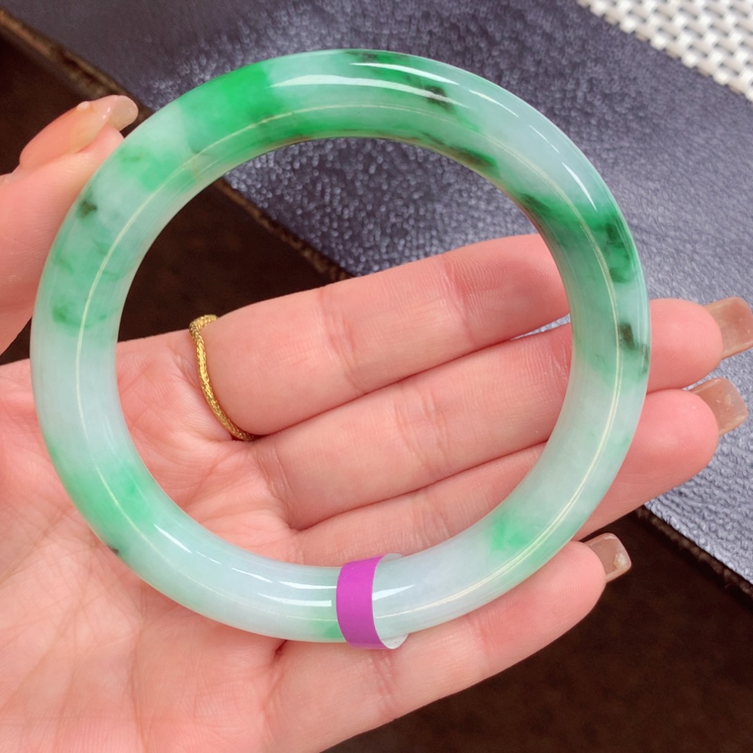 翡翠手镯未镶嵌翡翠