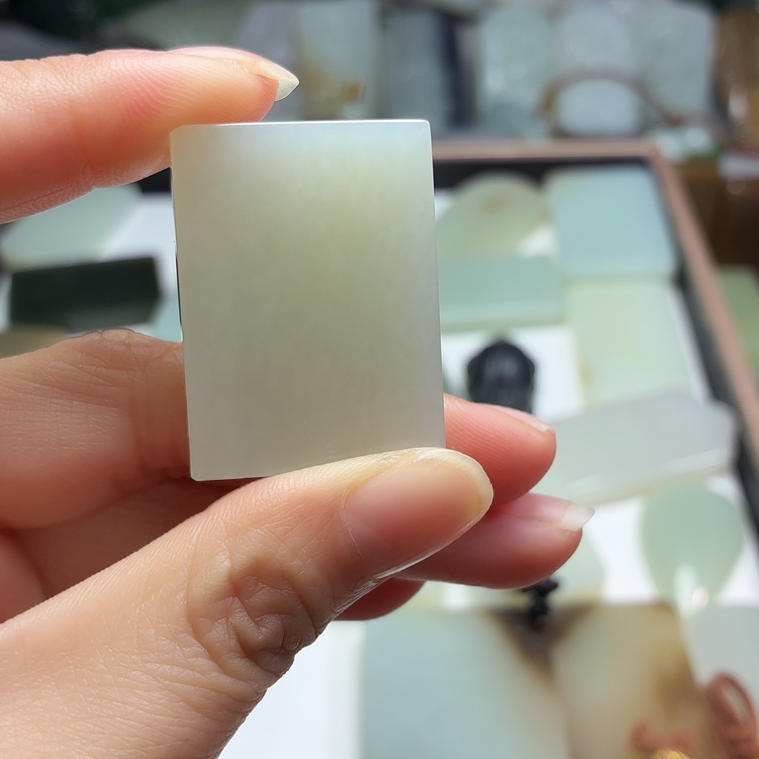 假***福和田玉未镶嵌颈饰