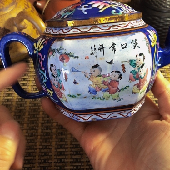 紫砂茶壶原矿泥料手工制作的紫砂壶。