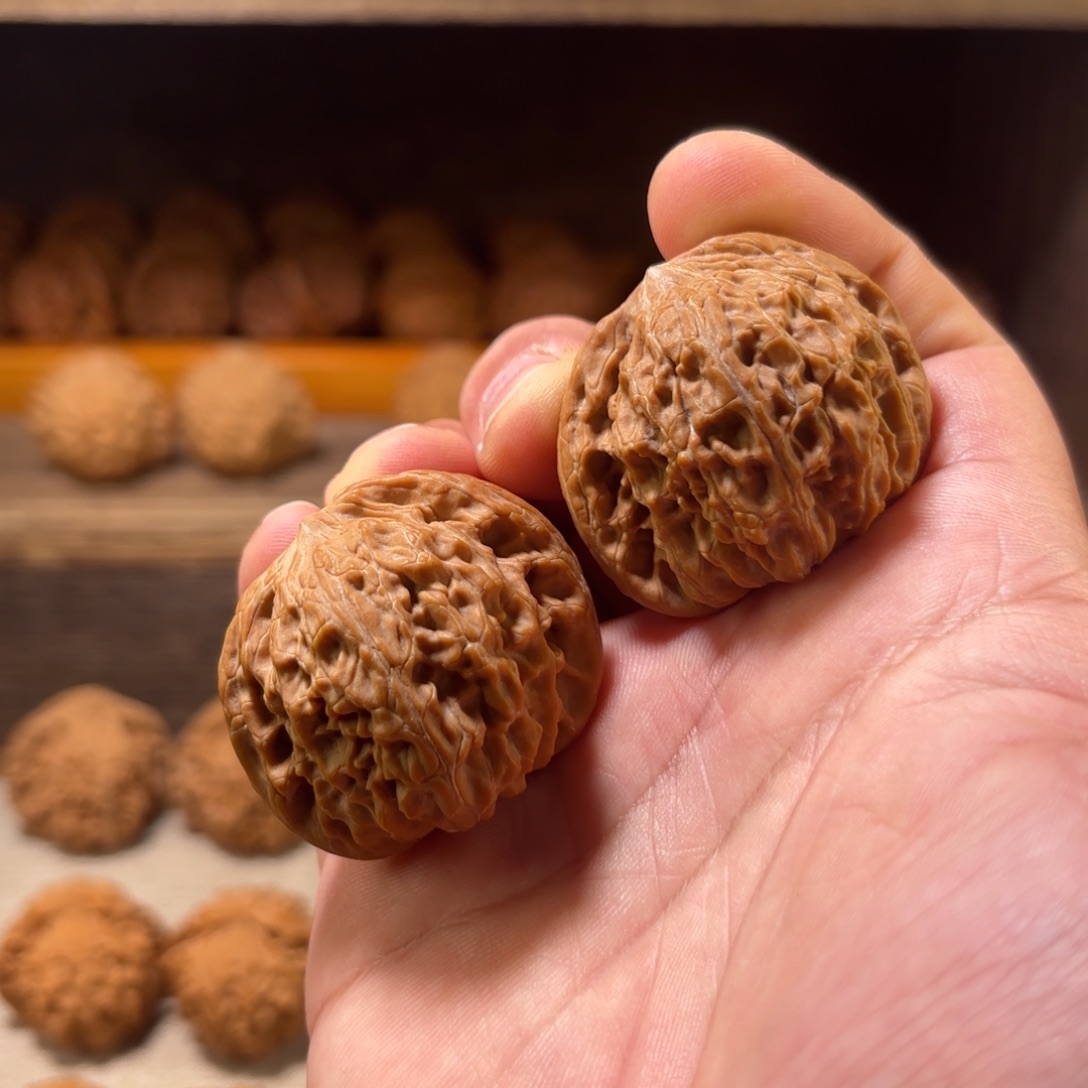 文玩核桃吊坠全品红皮山地磨盘边41