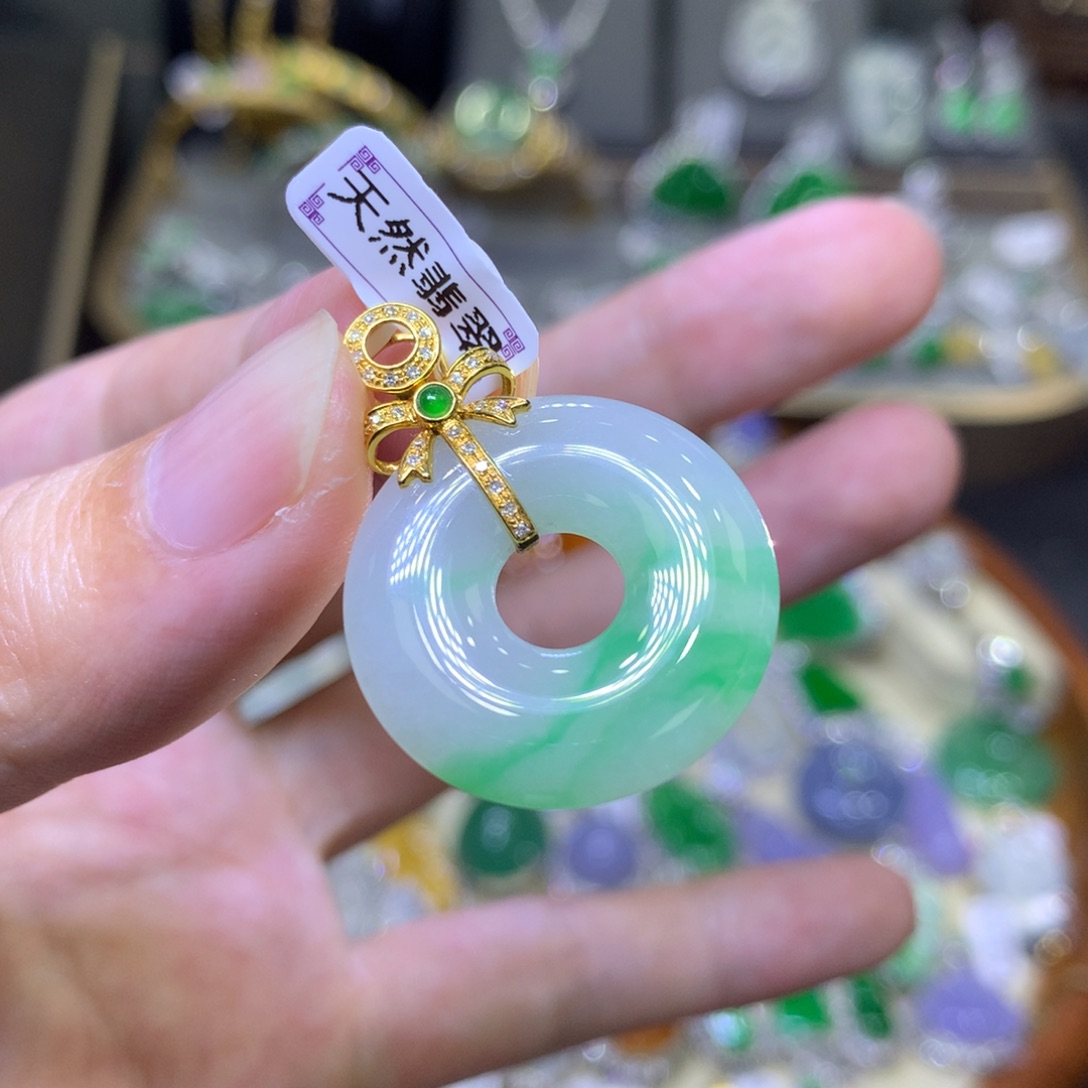 翡翠18K金镶嵌颈饰