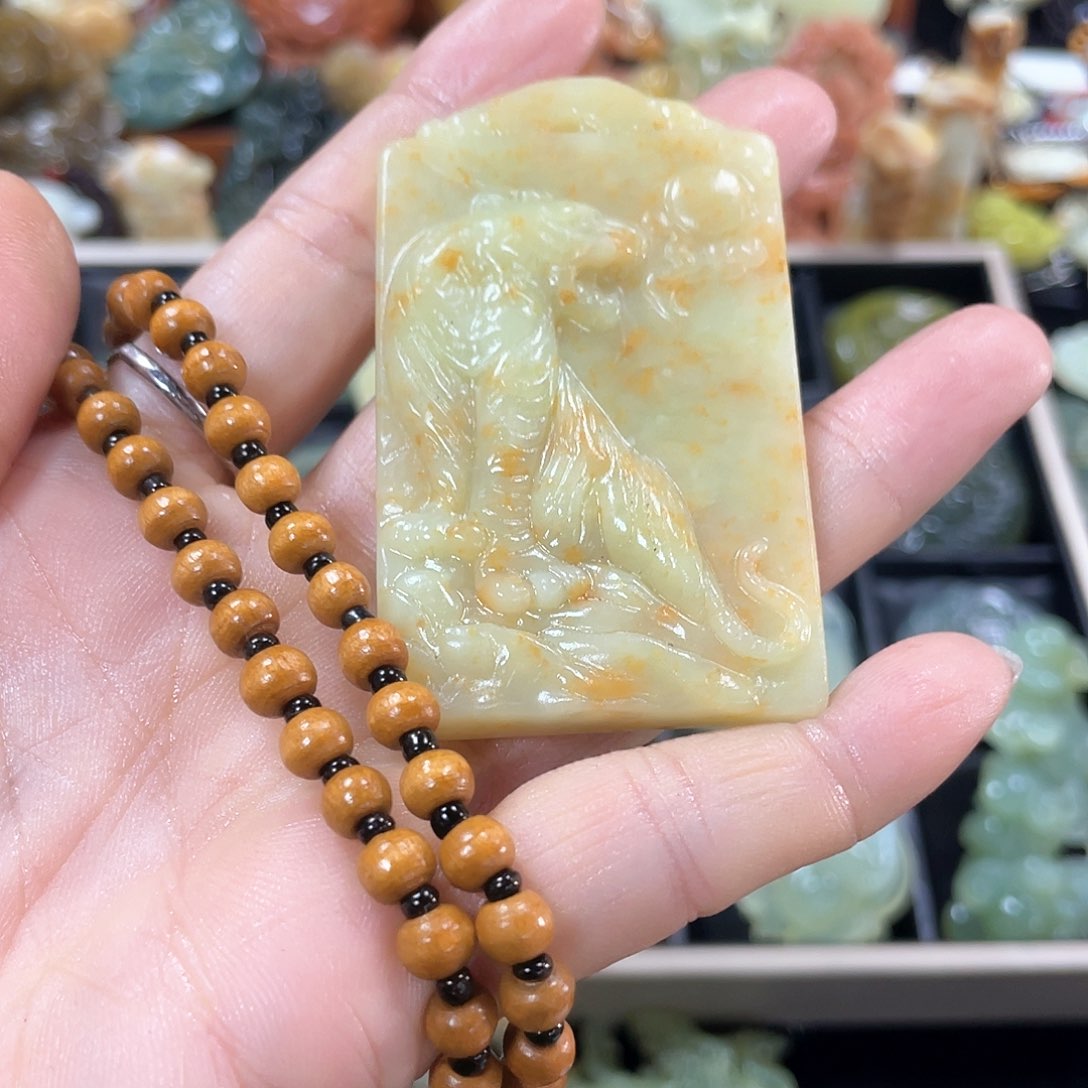 蛇纹石玉颈饰未镶嵌