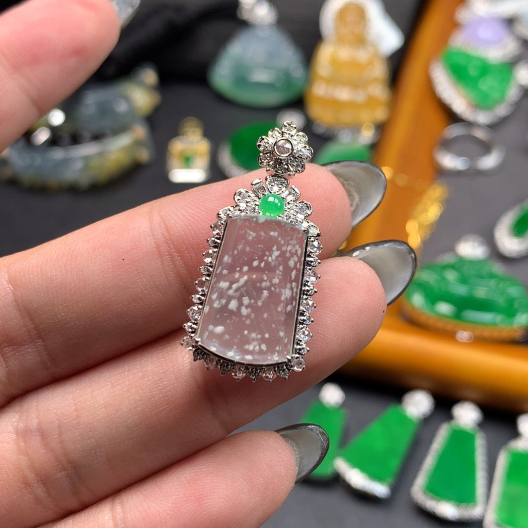 翡翠颈饰18K金镶嵌无事牌