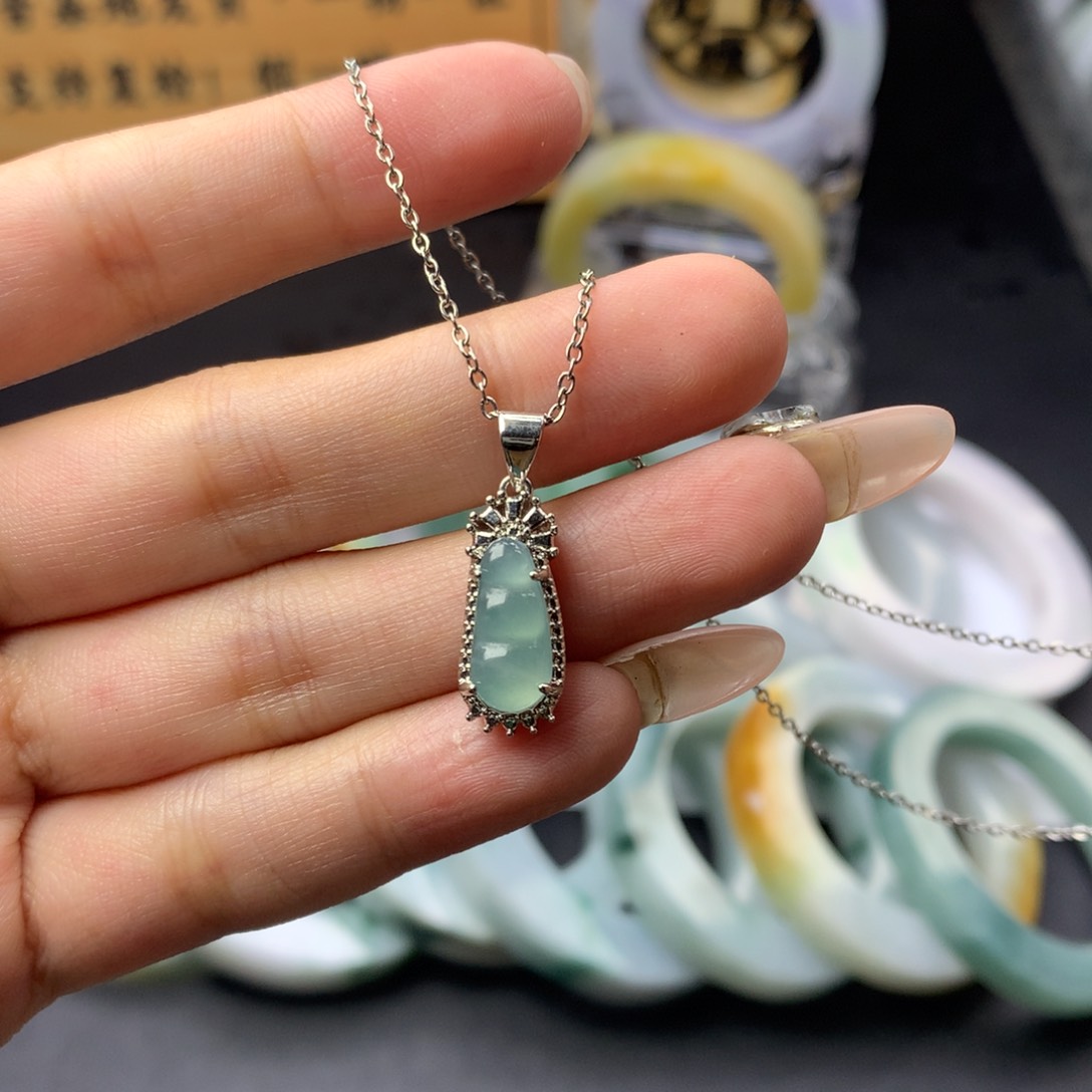 翡翠未镶嵌颈饰多样性