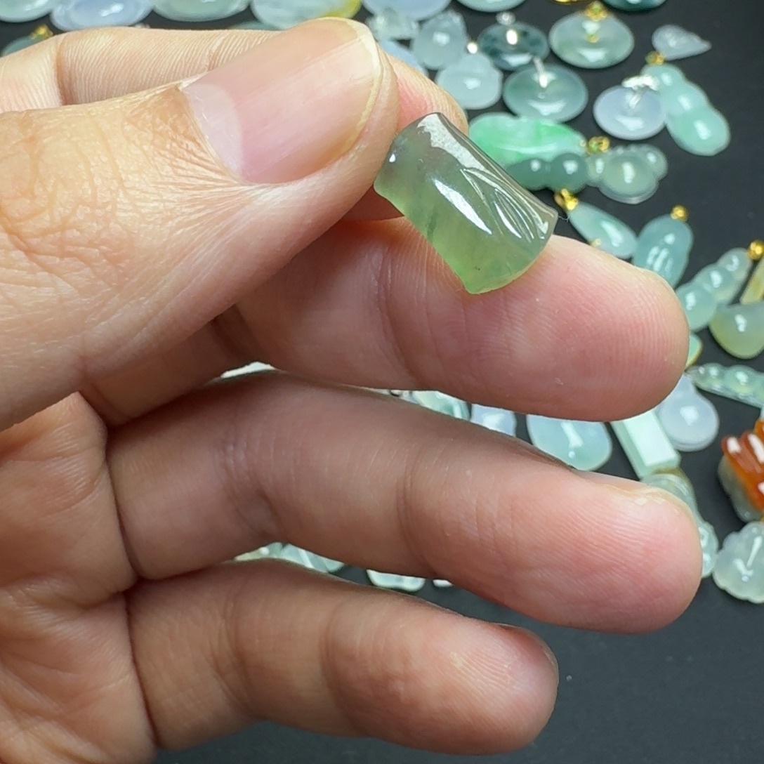 D***三翡翠未镶嵌颈饰小竹节