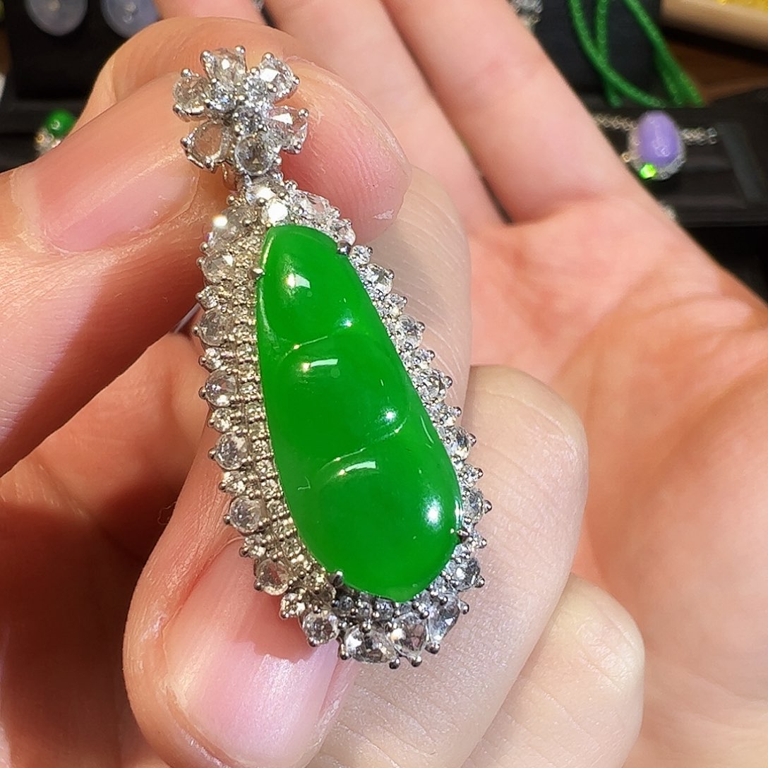 翡翠18K金镶嵌颈饰福豆