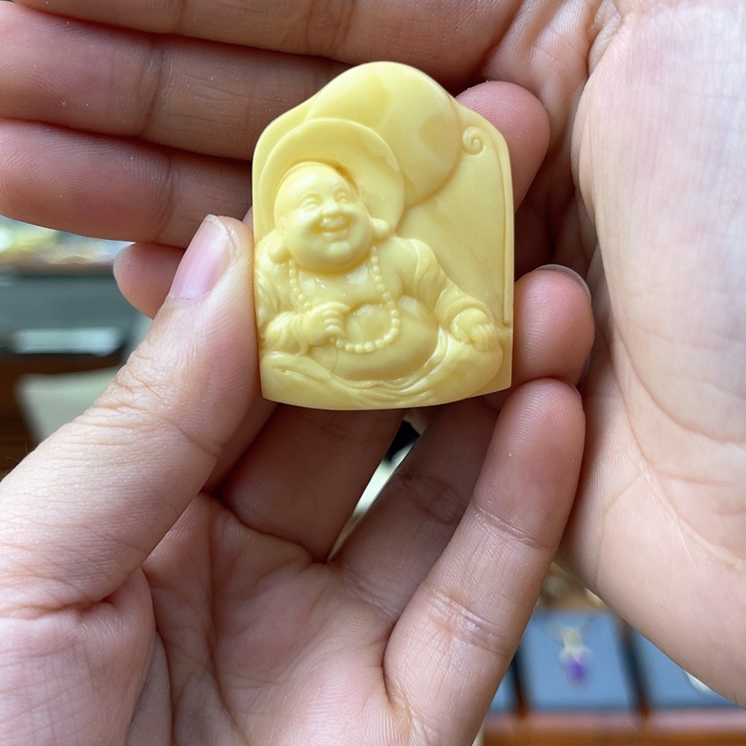 琥珀裸石未镶嵌蜜蜡雕刻件