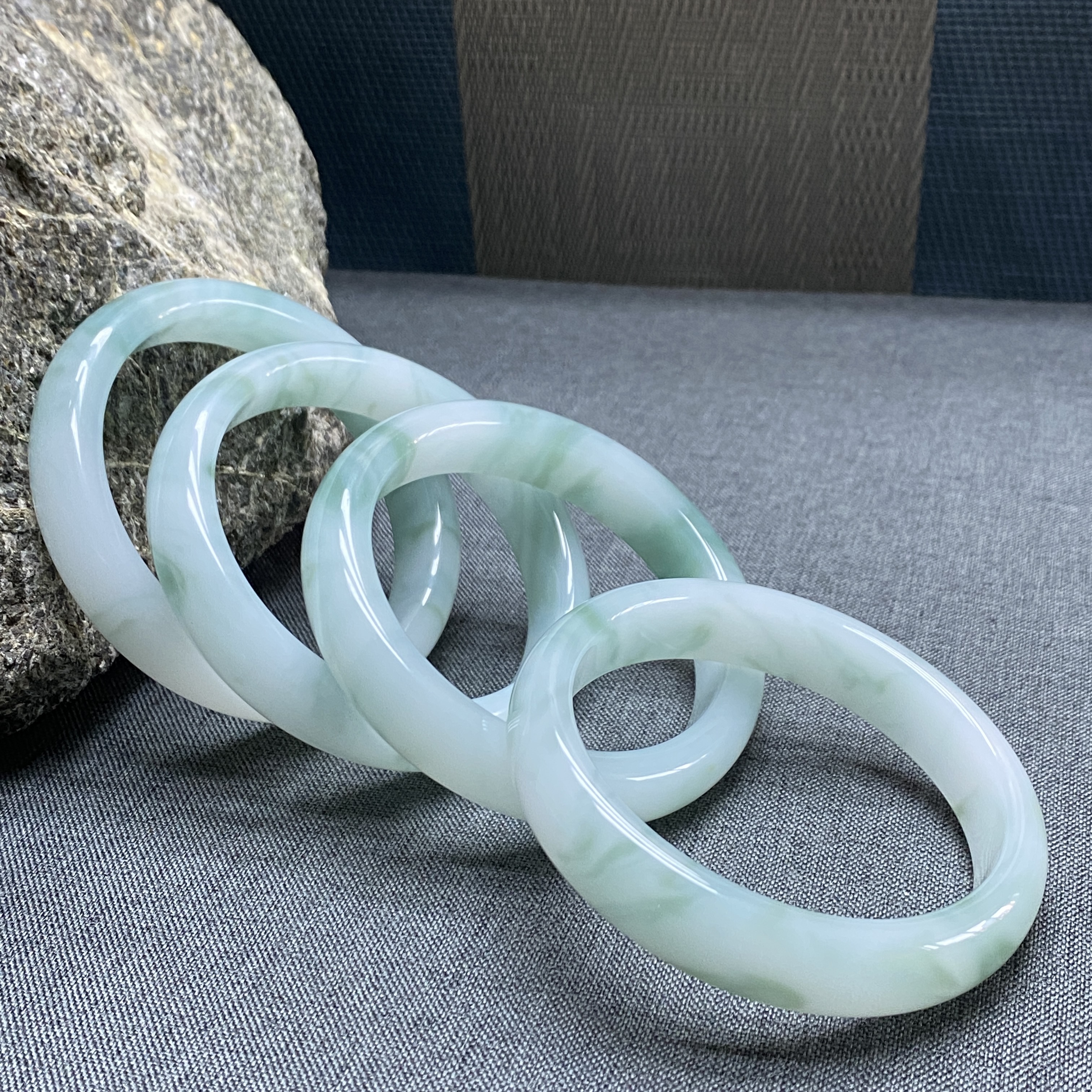 天然和田玉翠青玉新疆料白玉飘蓝花正圈口手镯X081