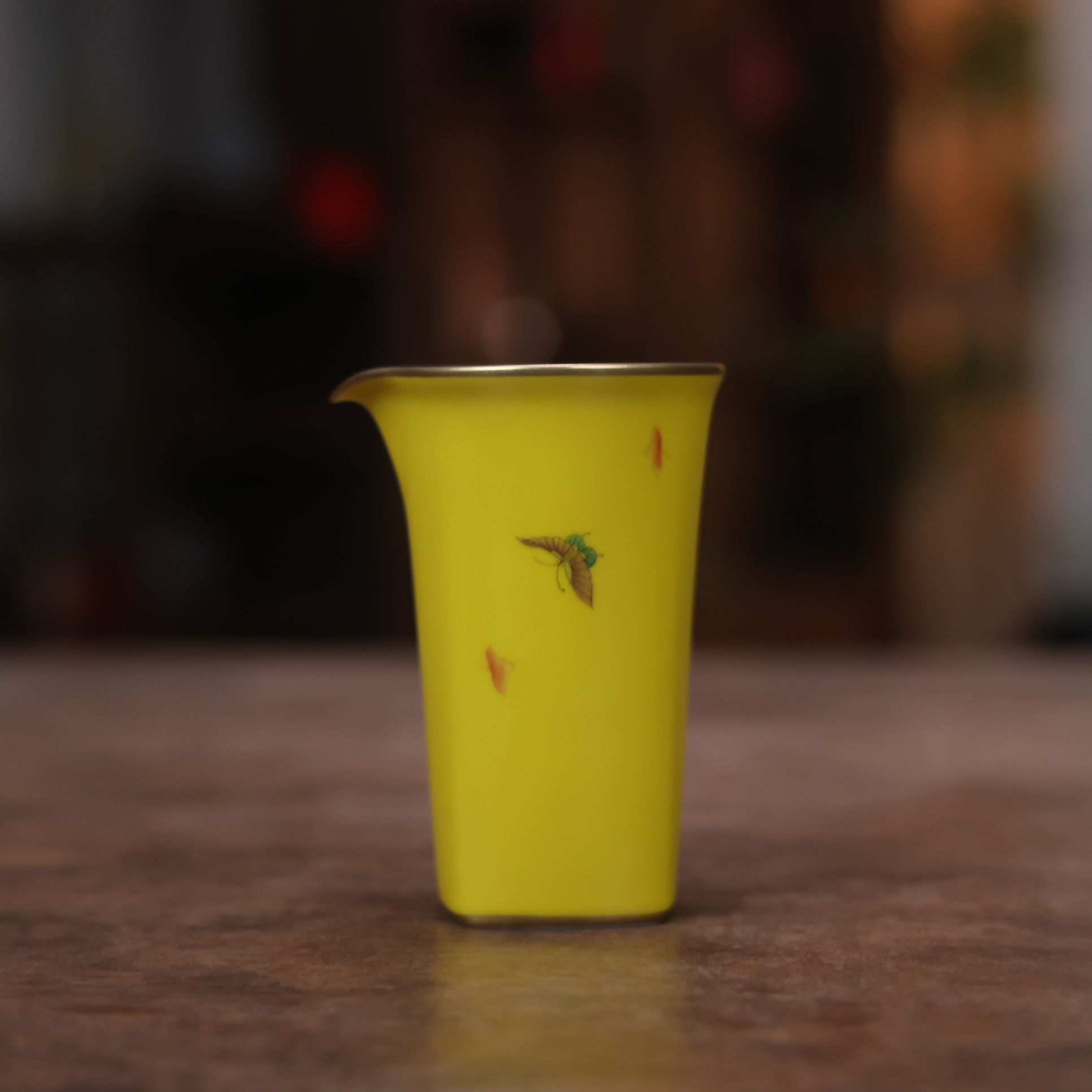 【陶珊居】帝黄描金蝴蝶公道杯 170ml 口径：6.4cm （华隐S1168）