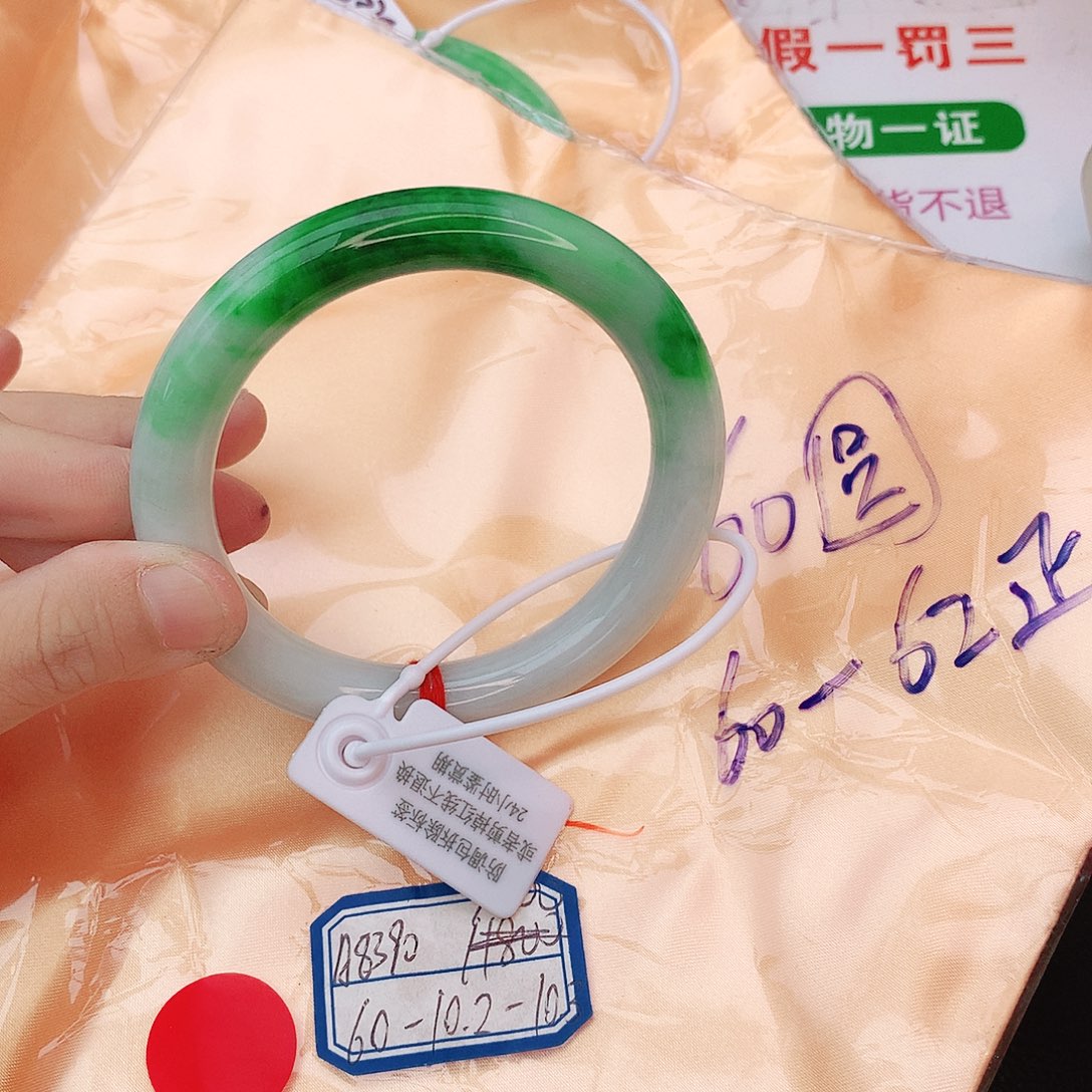 翡翠手镯未镶嵌我