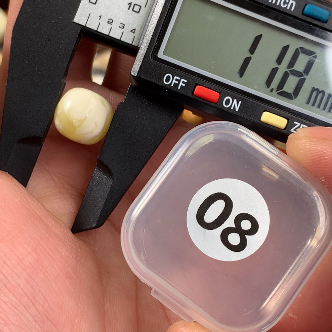 琥珀裸石未镶嵌对孔有皮纹