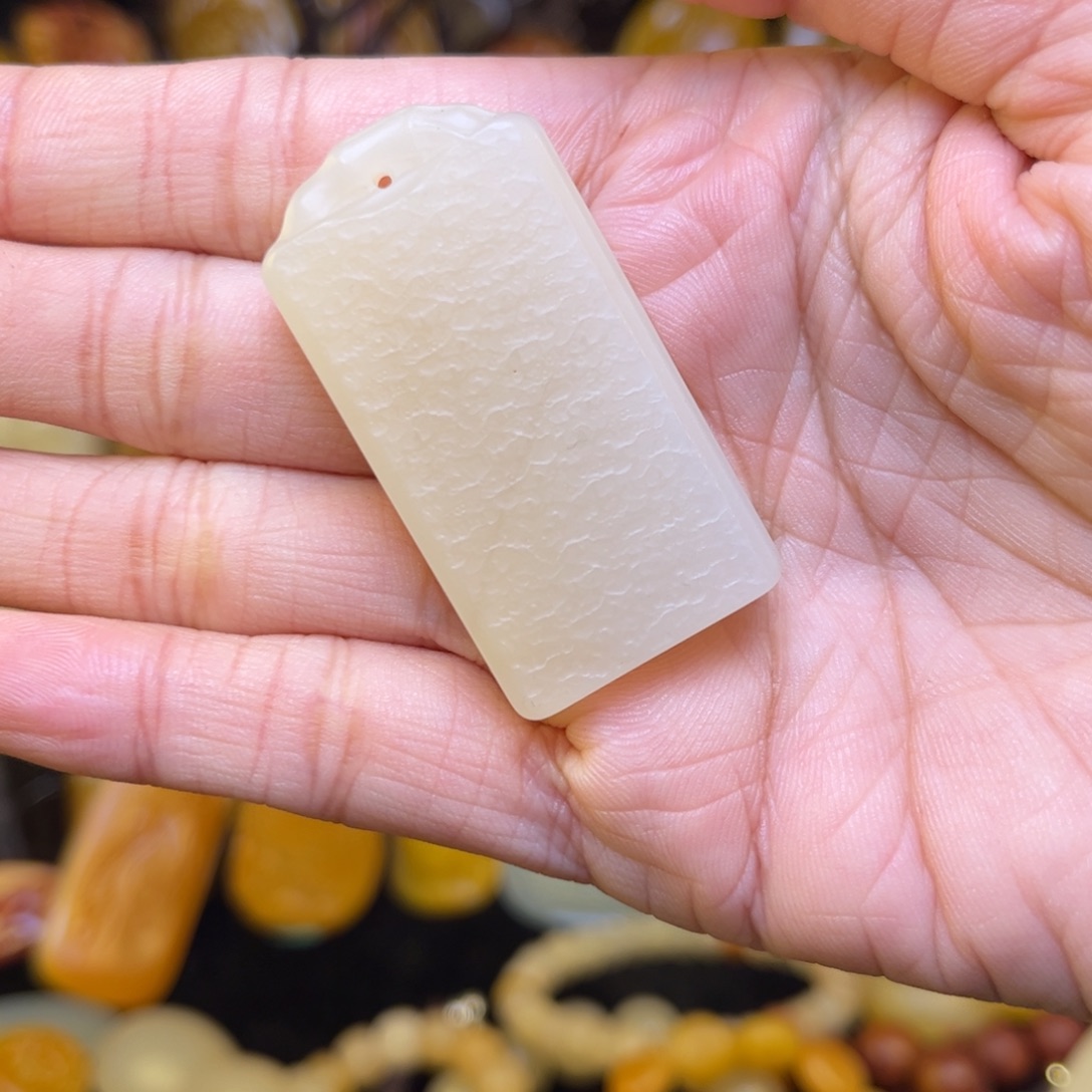 前***友石英质玉未镶嵌黄蜡石吊坠