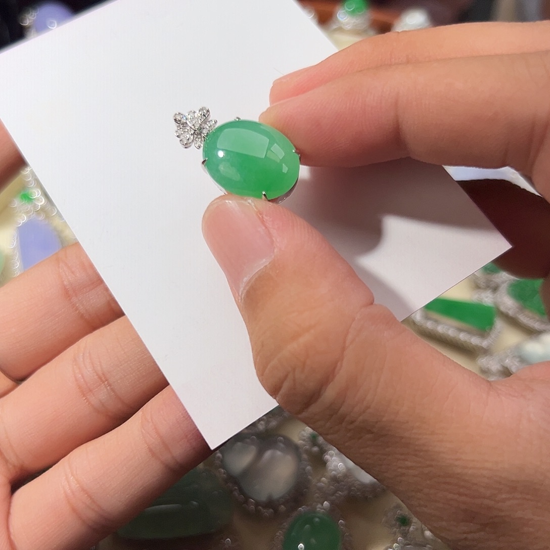 翡翠18K金镶嵌颈饰翡翠吊坠