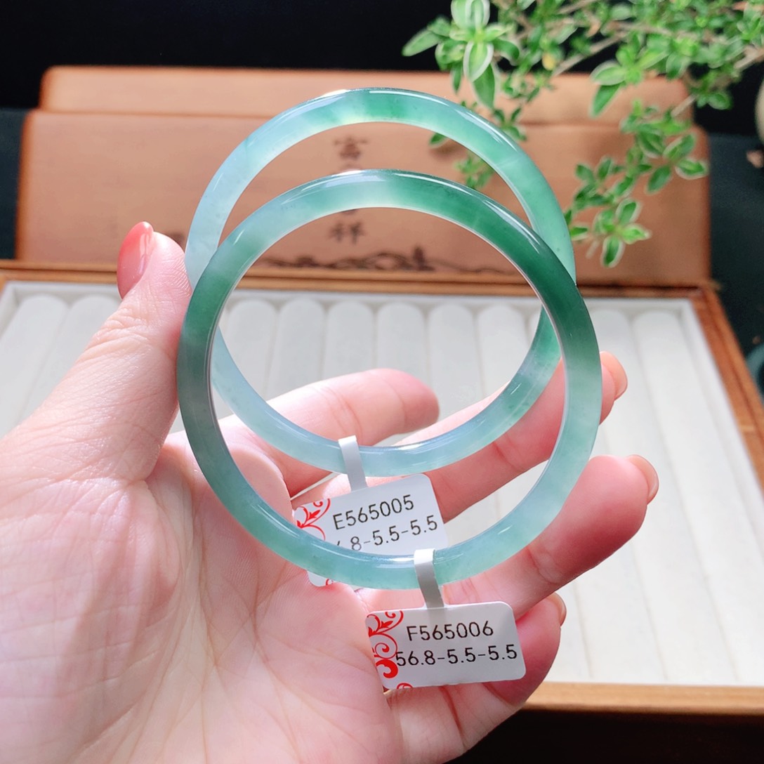 未镶嵌手镯（圆镯）翡翠