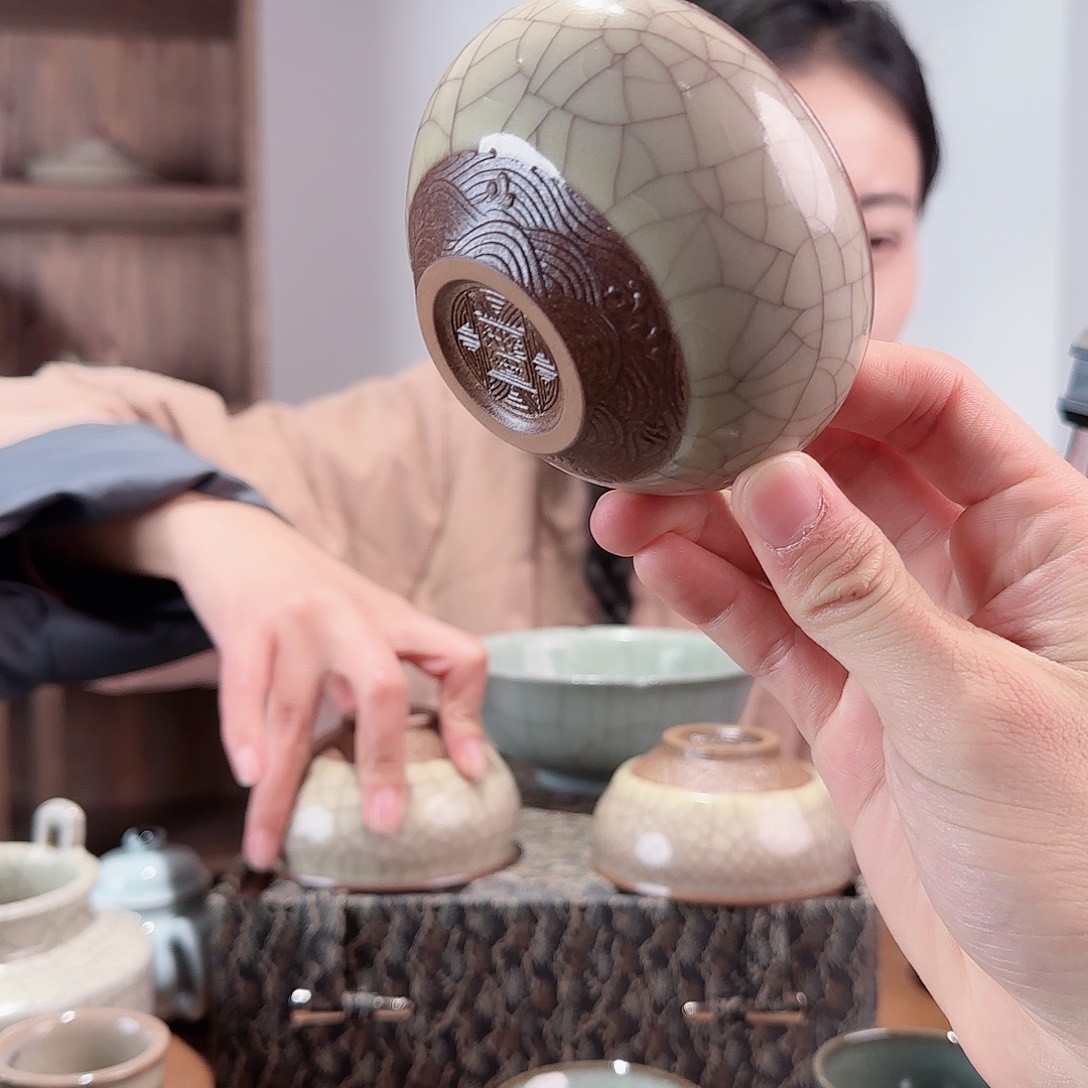 楚***瑾摆件瓷海浪纹哥窑