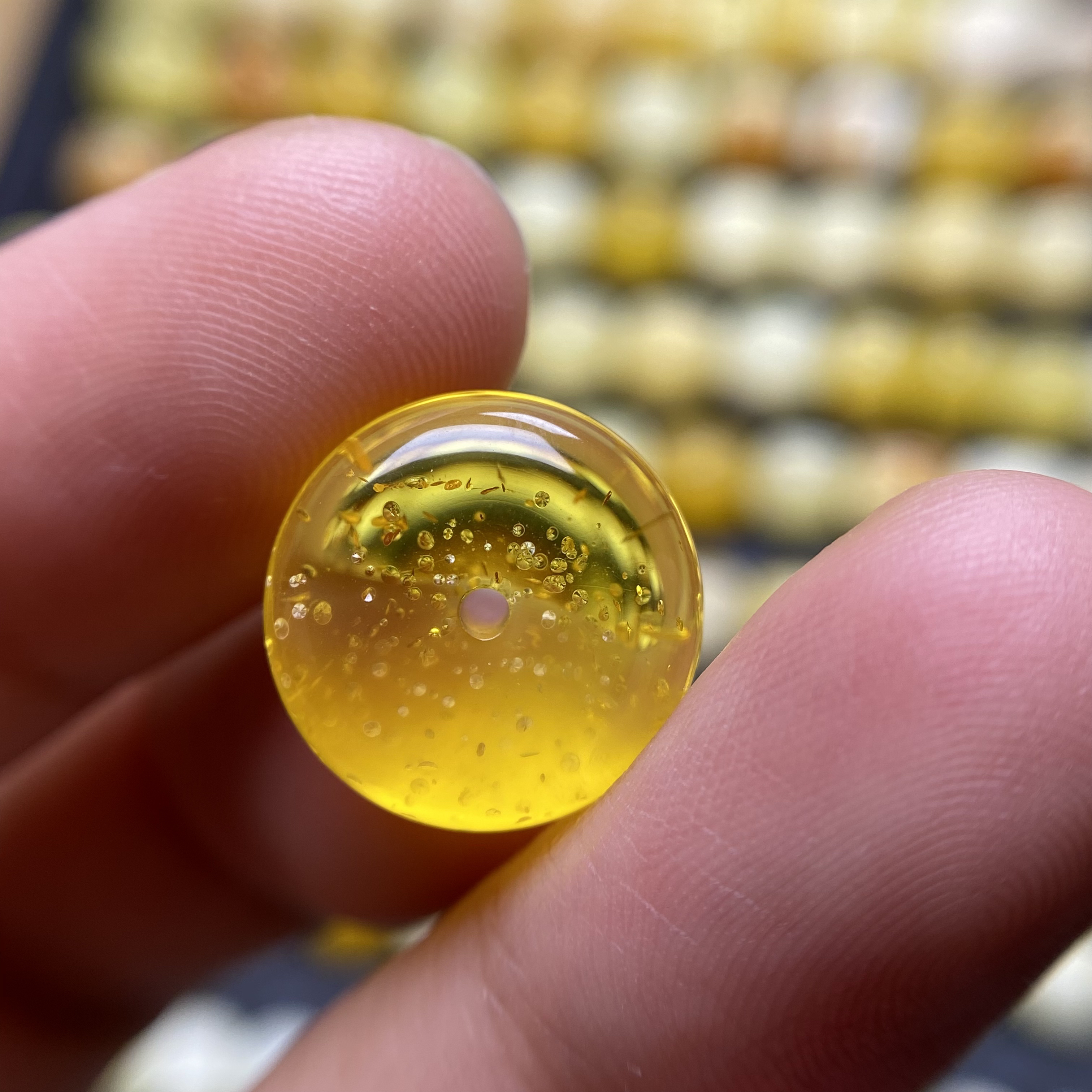 琥珀蜜蜡金珀扣子隔珠14.5×8.0mm，内部金沙超有意境感，很精致漂亮