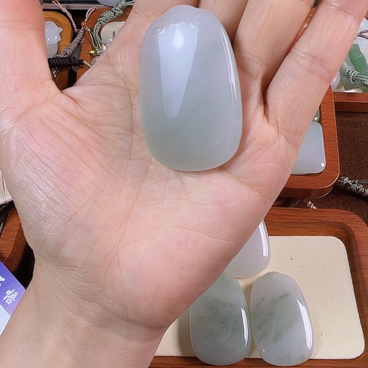 颈饰未镶嵌石英质玉