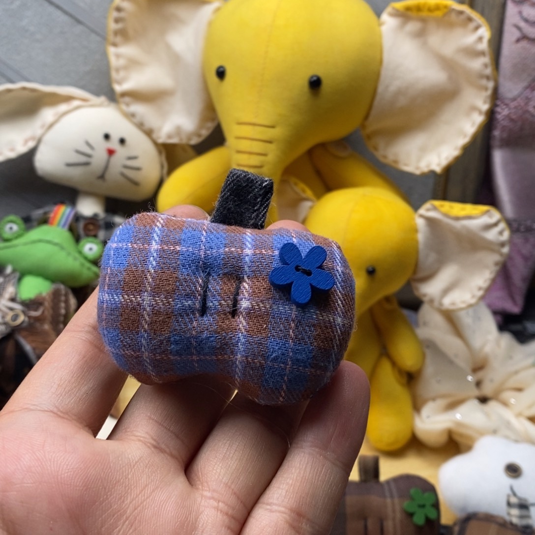 莱赛尔纤维苹果胸针的
