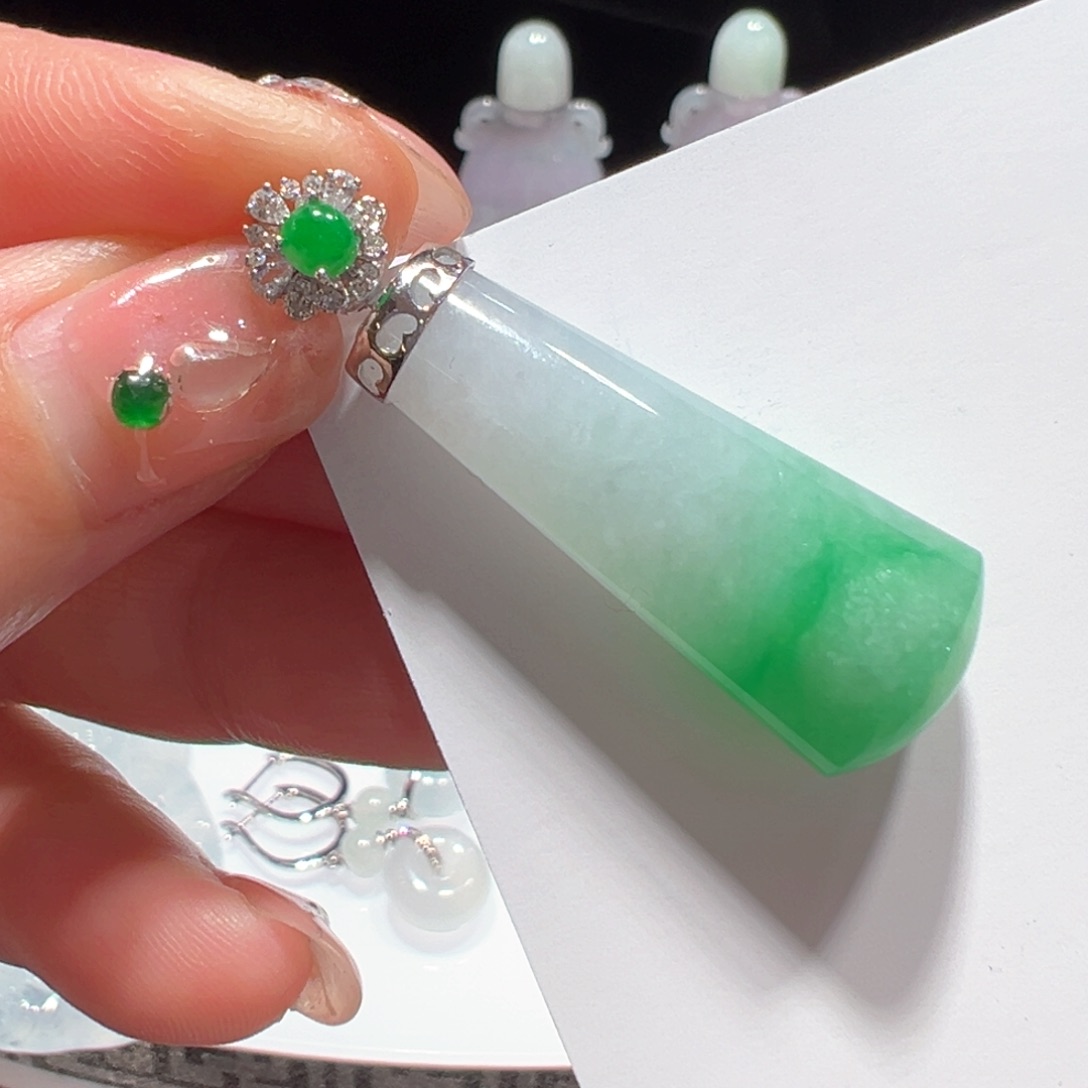 翡翠颈饰18K金镶嵌吊坠