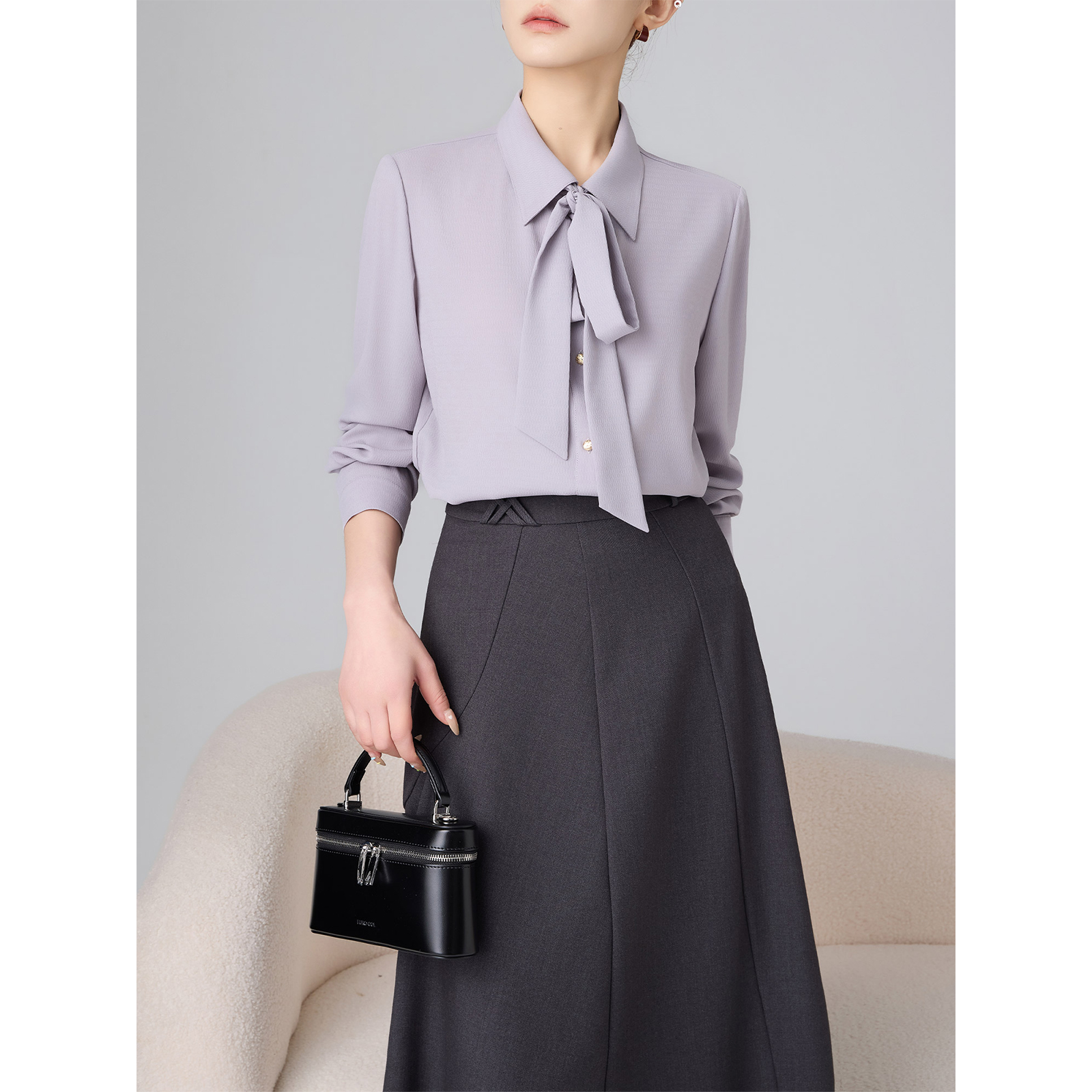 老敏哥 早秋新款气质醋酸肌理感长袖翻领正肩飘带衬衫女S07127077