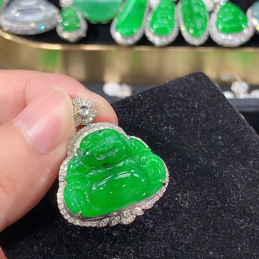 /***杨翡翠18K金镶嵌颈饰