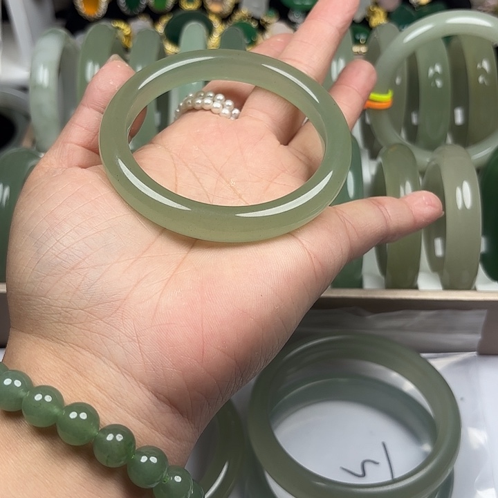 东陵石未镶嵌手镯